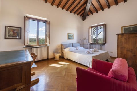 Bed, TV and multimedia, Living room, Photo of the whole room, Seating area, Bedroom