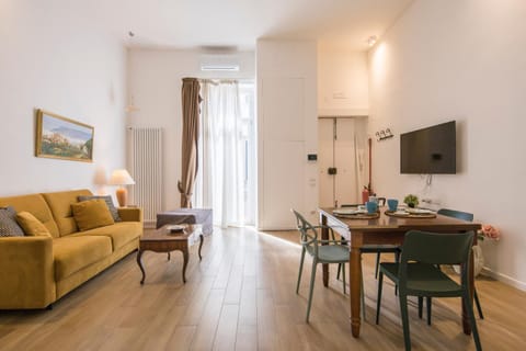 Communal lounge/ TV room, TV and multimedia, Living room, Seating area, Dining area