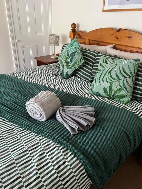 Bedroom, towels