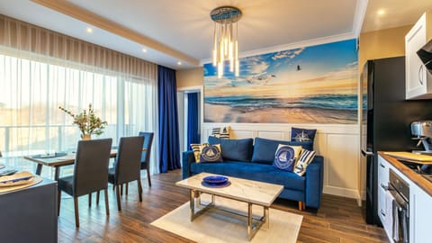 Kitchen or kitchenette, Living room, Seating area, Dining area
