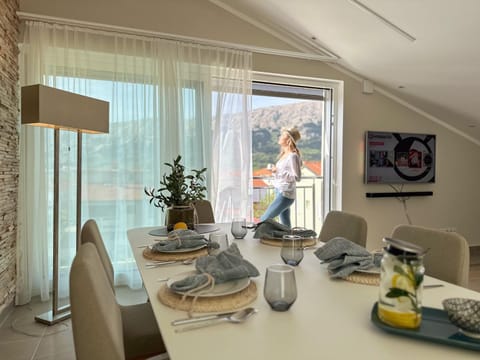 TV and multimedia, Living room, Food and drinks, Seating area, Dining area, Food