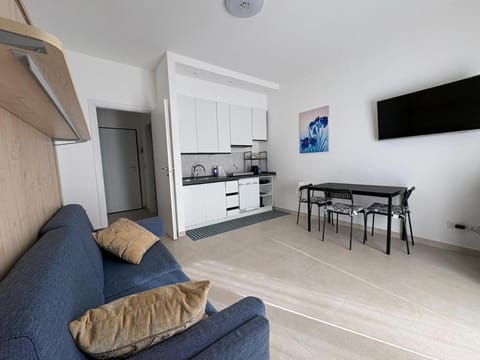 Living room, Dining area, stove