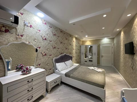 Bed, TV and multimedia, Bedroom, towels