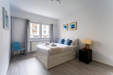 Photo of the whole room, Bedroom