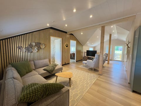 Communal lounge/ TV room, TV and multimedia, Living room