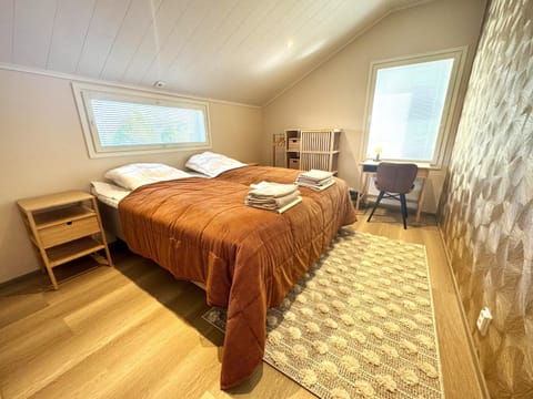 Bed, Bedroom, towels