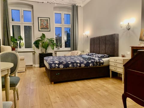 Bed, Seating area, Bedroom