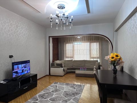 Communal lounge/ TV room, TV and multimedia, Living room, Seating area, Evening entertainment