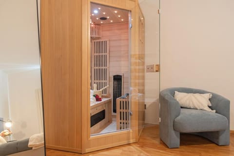 Perugia urban retreat and Light Sauna on king bed Apartment in Perugia