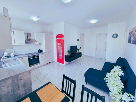 TV and multimedia, Kitchen or kitchenette, Living room, Seating area, Dining area, Family