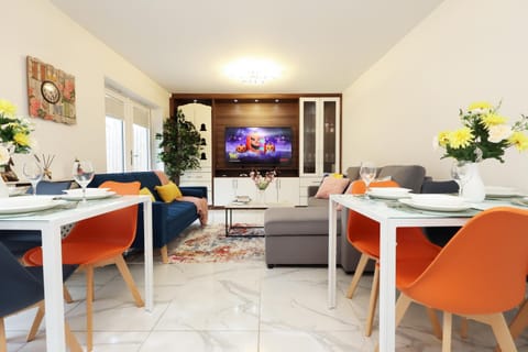 Communal lounge/ TV room, TV and multimedia, Living room, Dining area