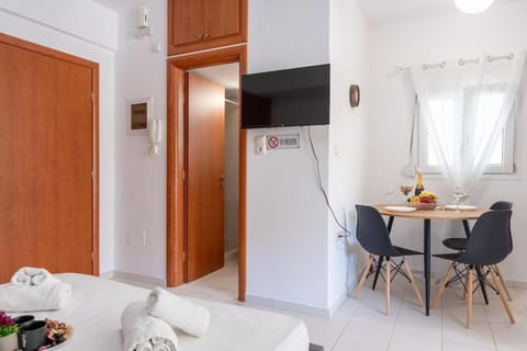 Bed, Photo of the whole room, Dining area