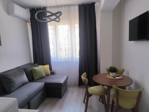 Communal lounge/ TV room, TV and multimedia, Living room, Seating area, Dining area, Evening entertainment