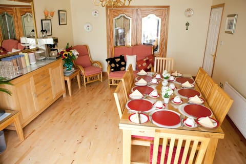 Seating area, Dining area