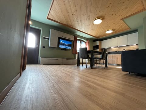 TV and multimedia, Kitchen or kitchenette, Living room, Seating area, Evening entertainment