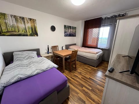 Bed, TV and multimedia, Photo of the whole room, Seating area, Bedroom, wardrobe