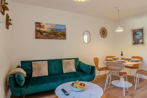 Living room, Food and drinks, Seating area, Dining area, Food