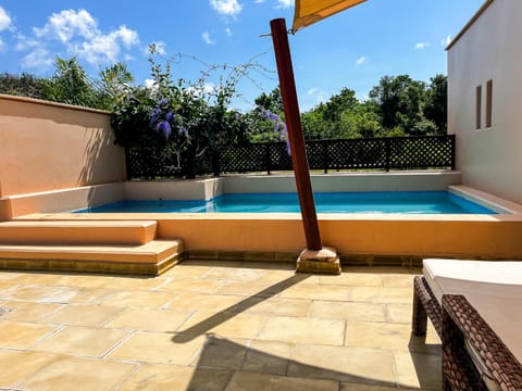 Swimming pool, sunbed