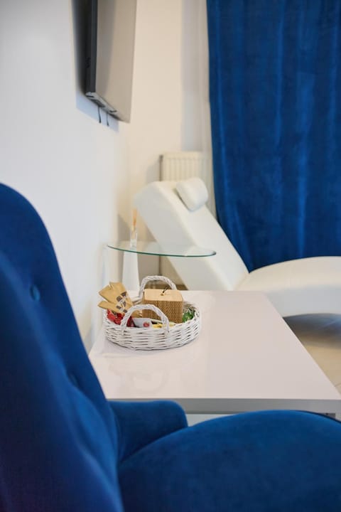 Living room, Food and drinks, Seating area, Food