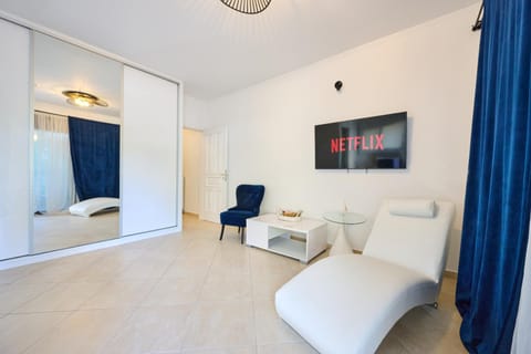 TV and multimedia, Living room, Seating area, Bedroom