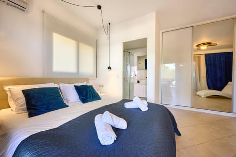 Bed, Photo of the whole room, Bedroom, towels, wardrobe, air conditioner