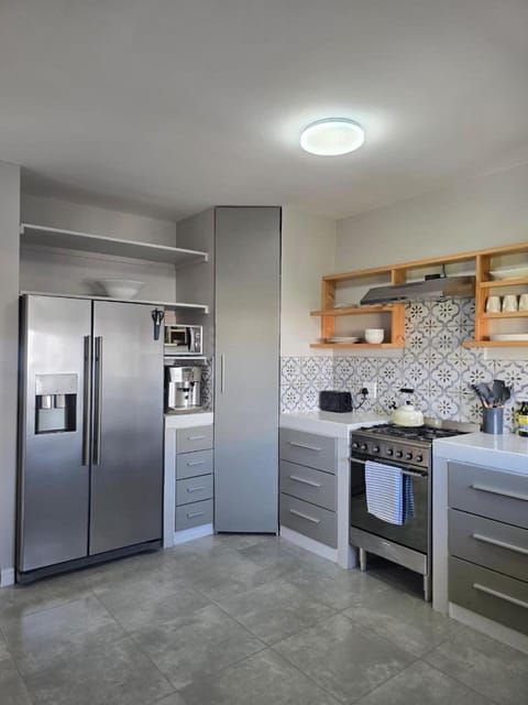 Coffee/tea facilities, Kitchen or kitchenette, dishwasher, oven, stove, toaster