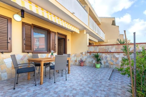 Property building, Balcony/Terrace, Living room