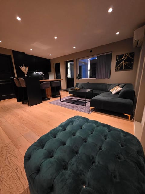 Kitchen or kitchenette, Living room, Seating area