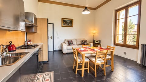 Kitchen or kitchenette, Seating area, Dining area, kitchen