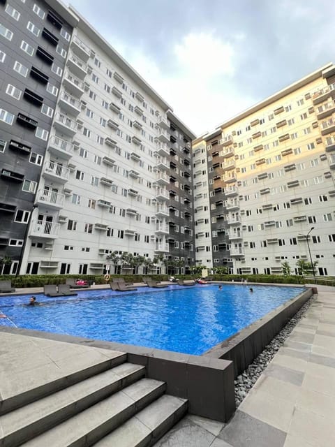 Property building, Day, Pool view, Swimming pool, sunbed