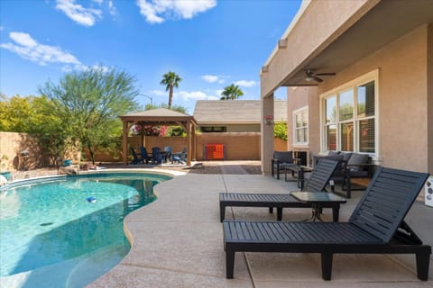 Desert Retreat - Pool - Fire Pit - Family Games House in Surprise