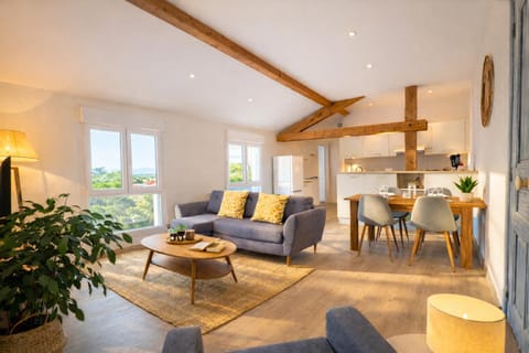 TV and multimedia, Living room, Seating area, Dining area, Mountain view