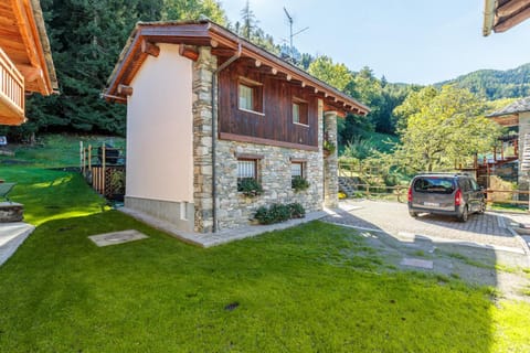 Property building, Day, Neighbourhood, Natural landscape, Garden view, Mountain view, Street view