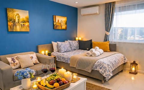 Bed, Living room, Dining area, air conditioner