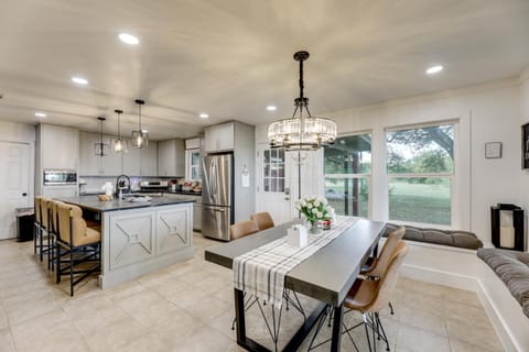 Family Home with Covered Patio and Grill in La Grange House in Texas