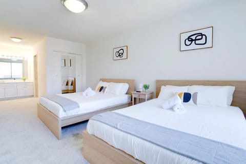 Bed, Bedroom, towels