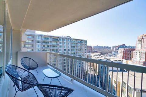 View (from property/room), Balcony/Terrace, Seating area, City view