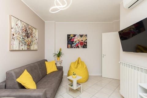 TV and multimedia, Living room, Seating area, air conditioner