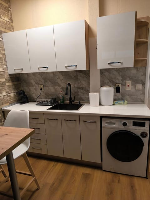 Kitchen or kitchenette, stove, washing machine, dryer