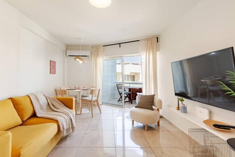 Communal lounge/ TV room, TV and multimedia, Living room, Seating area, Dining area