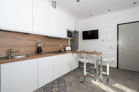 Coffee/tea facilities, Dining area, oven, stove