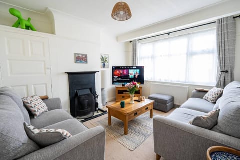 Communal lounge/ TV room, TV and multimedia, Living room, Seating area, Evening entertainment, Entertainment