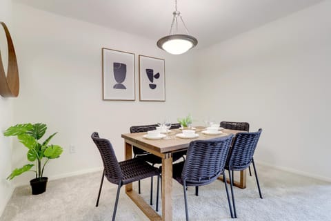 Seating area, Dining area