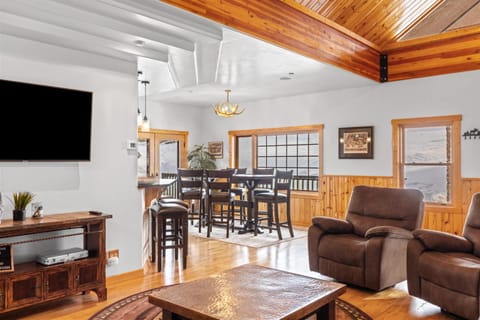 Big Sky Chalet Private Hot Tub plus Mountain Views House in Big Sky