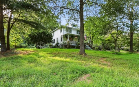 Badby Wood Farmhouse - Charming 3BR 3BA Wine Country Getaway House in Shenandoah Valley