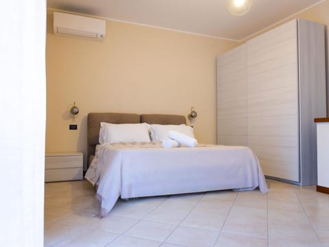 Bed, Photo of the whole room, Bedroom, internet, towels, wardrobe, air conditioner