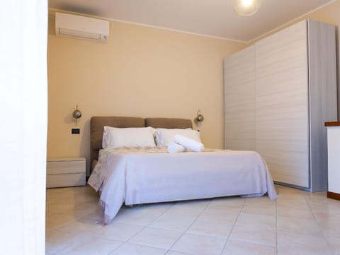 Bed, Photo of the whole room, Bedroom, internet, towels, wardrobe, air conditioner