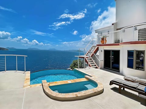 Villa Vista Oceanfront 4BR - Infinity Pool - Views House in Virgin Islands (U.S.)