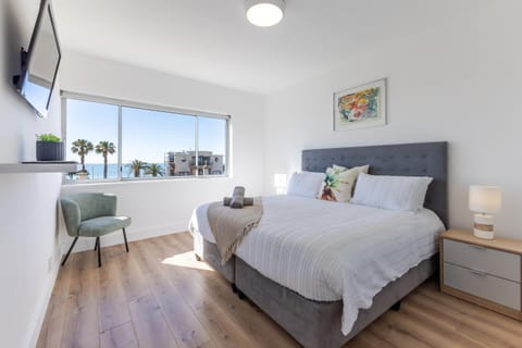 Bed, Natural landscape, TV and multimedia, Photo of the whole room, Evening entertainment, Bedroom, Sea view