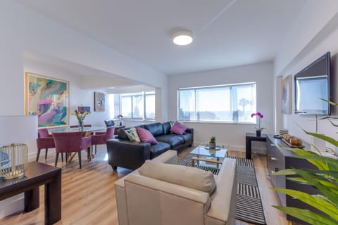 Communal lounge/ TV room, TV and multimedia, Living room, Seating area, Evening entertainment